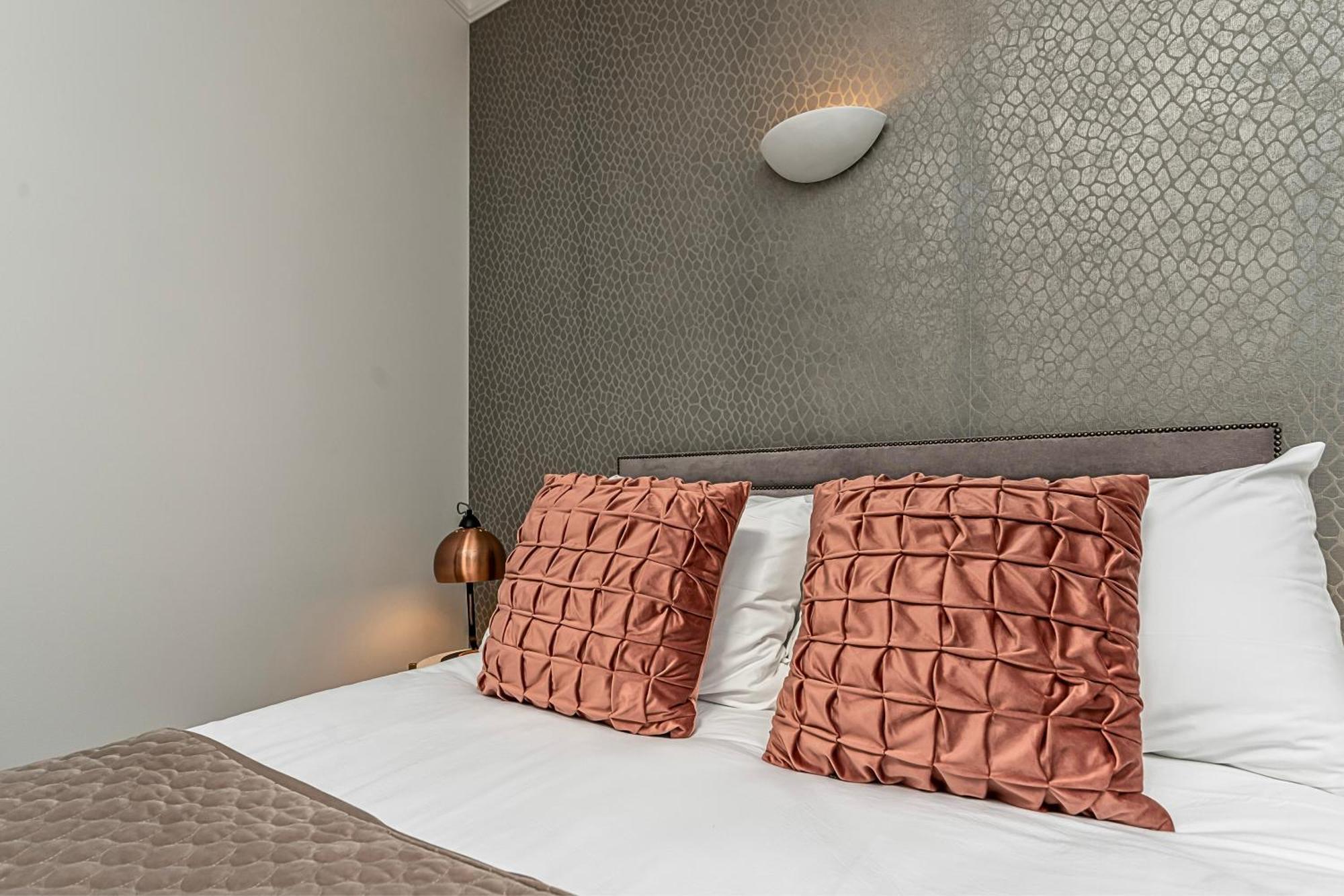 The Secret Kensington Garden Mews-2 Bedroom Full House-2 Train Lines- Spacious-Kings Road- Harrods -Chelsea Stadium-Private Small Patio London Ngoại thất bức ảnh