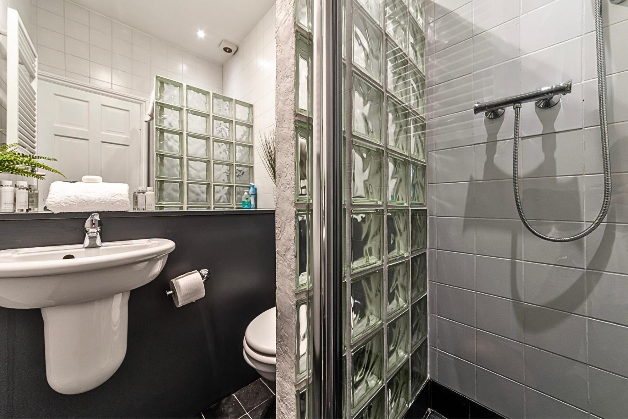 The Secret Kensington Garden Mews-2 Bedroom Full House-2 Train Lines- Spacious-Kings Road- Harrods -Chelsea Stadium-Private Small Patio London Ngoại thất bức ảnh