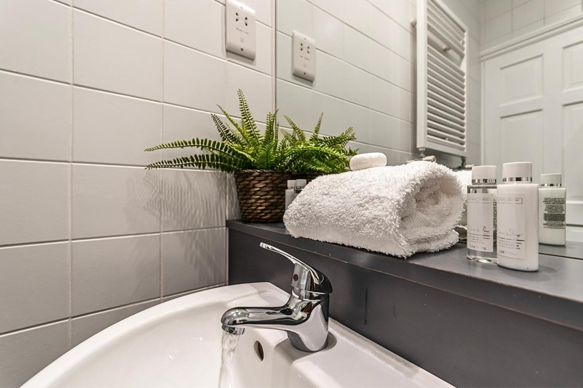 The Secret Kensington Garden Mews-2 Bedroom Full House-2 Train Lines- Spacious-Kings Road- Harrods -Chelsea Stadium-Private Small Patio London Ngoại thất bức ảnh