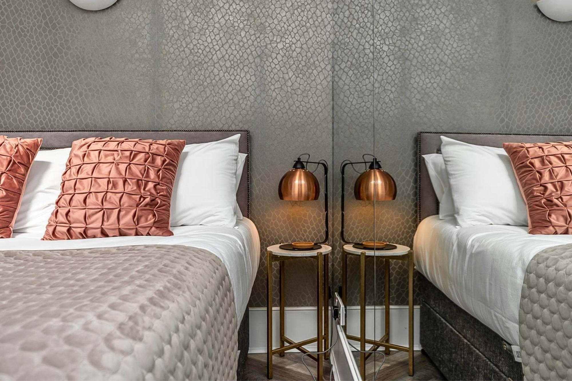 The Secret Kensington Garden Mews-2 Bedroom Full House-2 Train Lines- Spacious-Kings Road- Harrods -Chelsea Stadium-Private Small Patio London Ngoại thất bức ảnh