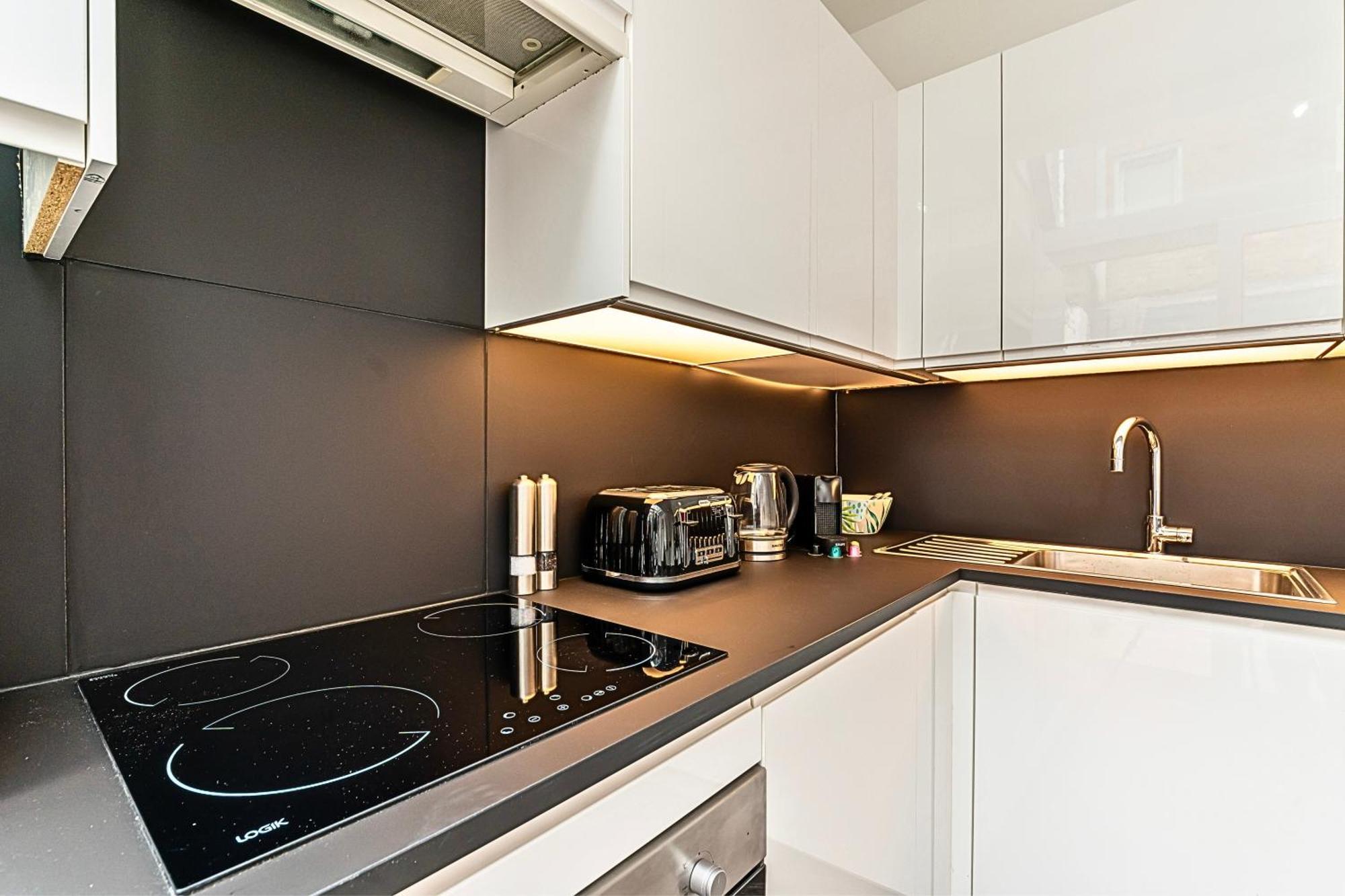The Secret Kensington Garden Mews-2 Bedroom Full House-2 Train Lines- Spacious-Kings Road- Harrods -Chelsea Stadium-Private Small Patio London Ngoại thất bức ảnh
