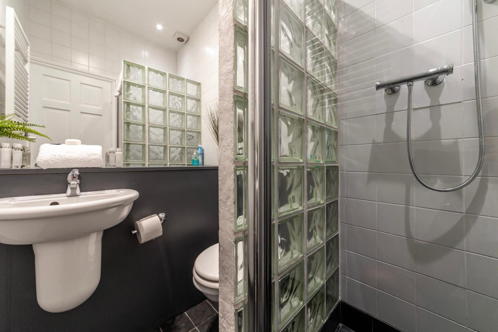 The Secret Kensington Garden Mews-2 Bedroom Full House-2 Train Lines- Spacious-Kings Road- Harrods -Chelsea Stadium-Private Small Patio London Ngoại thất bức ảnh