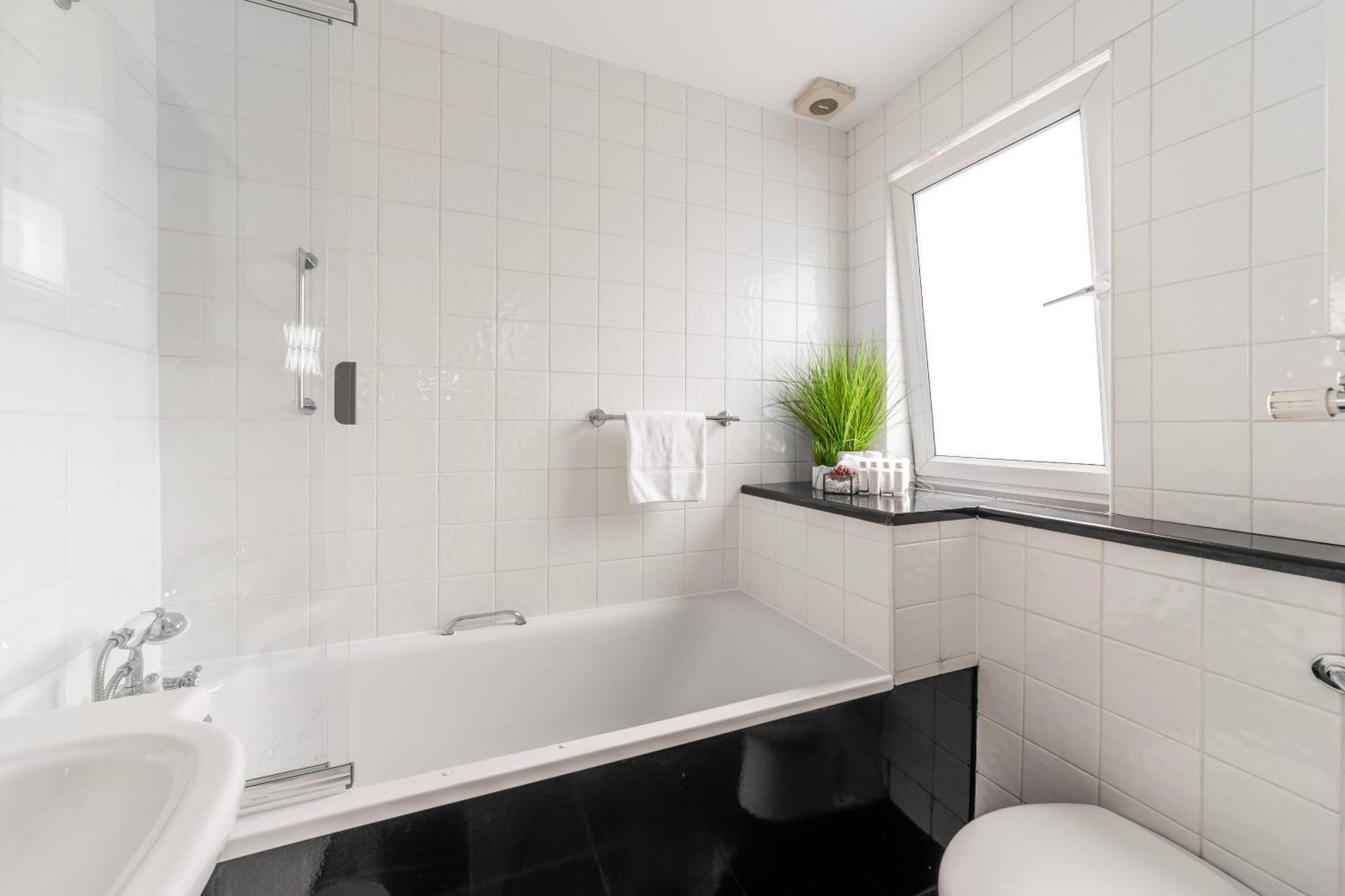 The Secret Kensington Garden Mews-2 Bedroom Full House-2 Train Lines- Spacious-Kings Road- Harrods -Chelsea Stadium-Private Small Patio London Ngoại thất bức ảnh